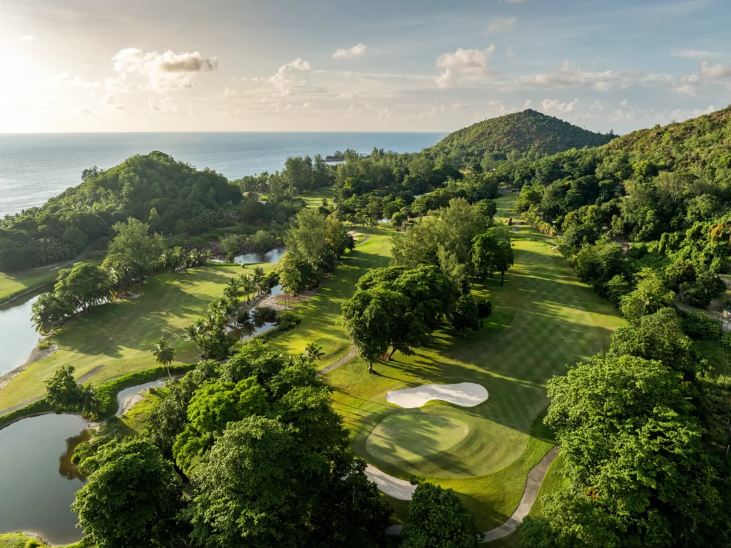 Parcours de golf du Constance Lémuria avec vue panoramique sur Praslin – Voyage de luxe aux Seychelles